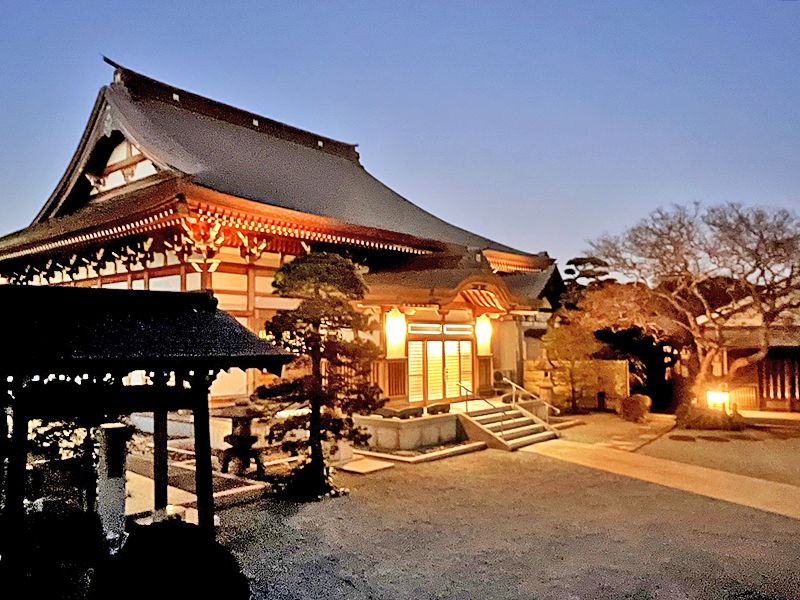 夕暮れ時の本堂