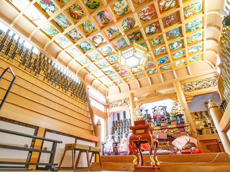 装飾天井の本堂内