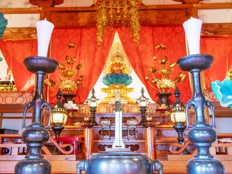 金色の仏壇近景