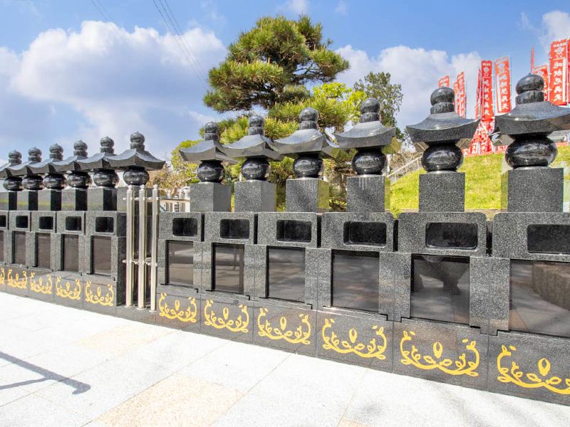 黒い納骨壇の列