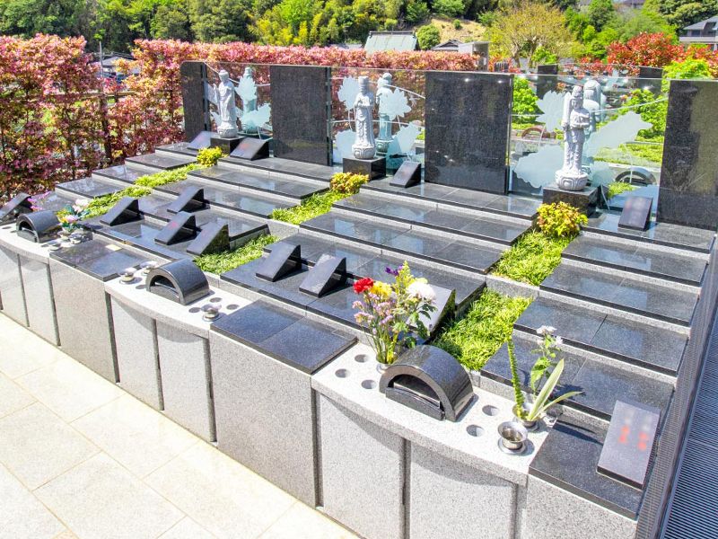 花壇沿いの墓石列