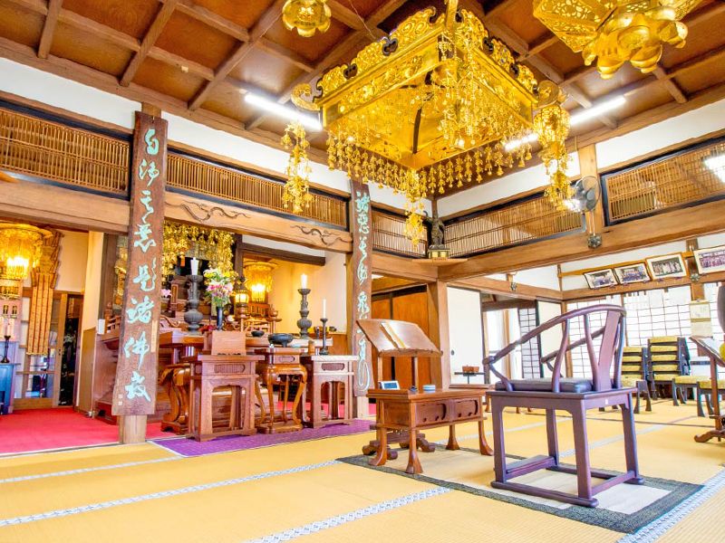 本堂内の祭壇