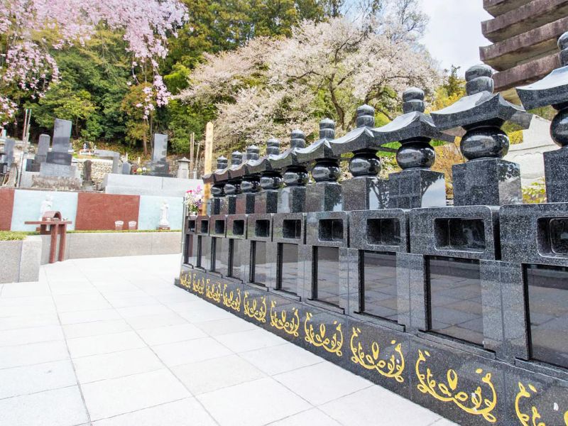 黒い墓石の列
