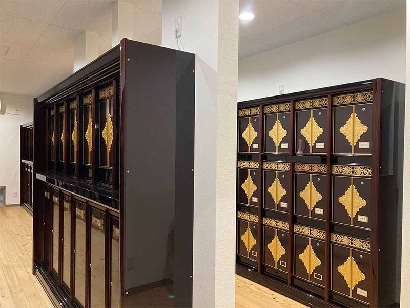 一段型納骨壇（左）、三段型納骨壇（右）