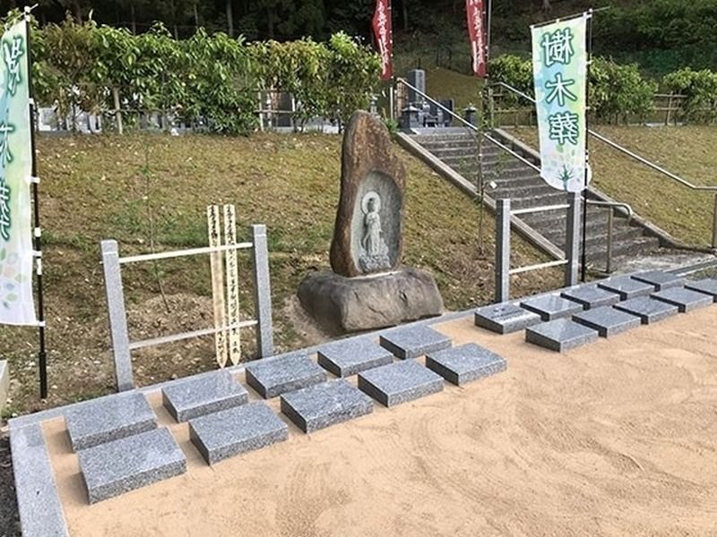 樹木葬墓地「蓮華廟」 個人区画(奥側)と夫婦区画(手前)があります