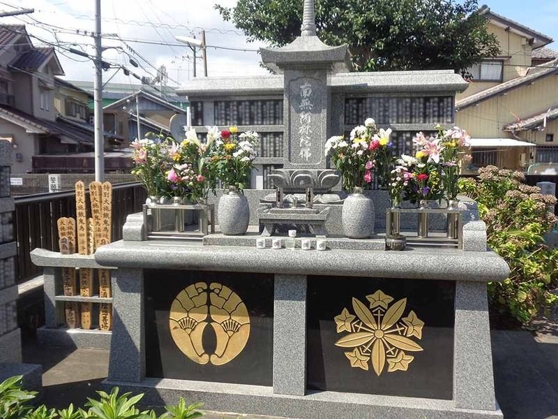 ①永代供養"合祀"墓 正月やお盆には特に大勢の方がお参りに来られます