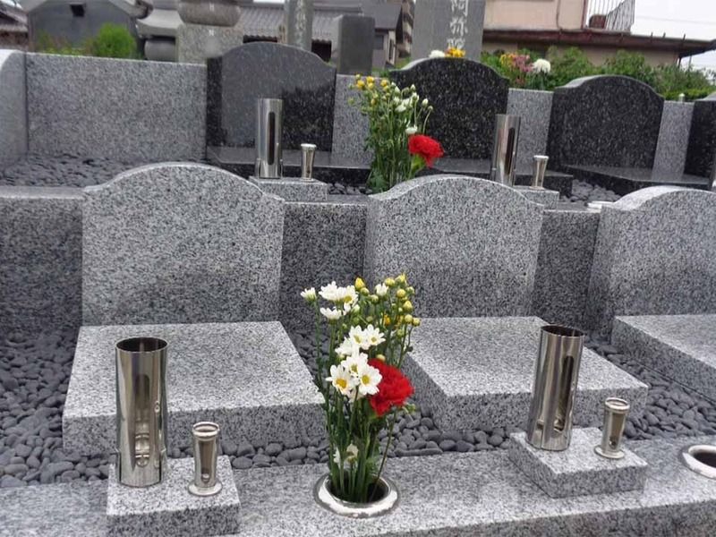 ②永代供養"個別"墓 花立などを一区画ごとに用意しています
