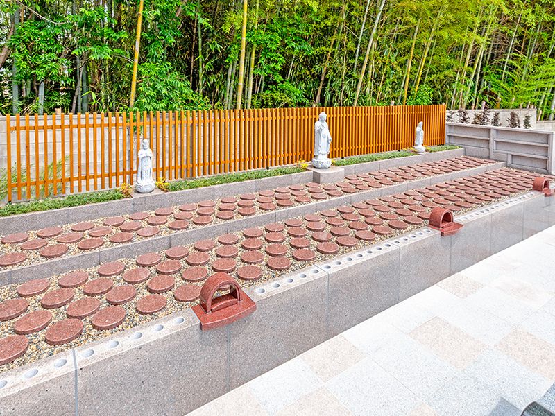 赤い小型墓区画