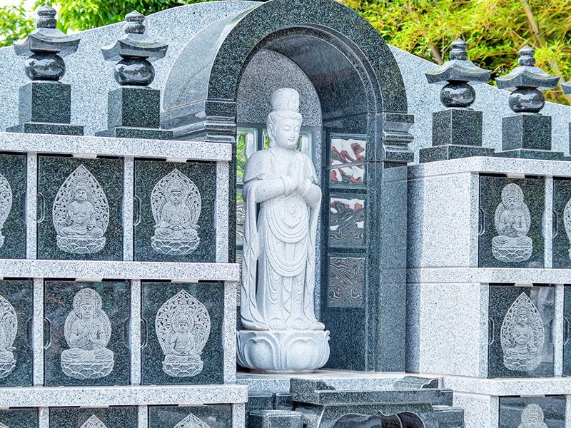 観音像付き納骨壇の近景