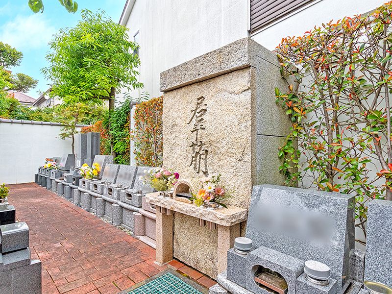 建物脇の墓区画