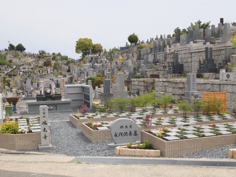 八事願生堂 庭園墓