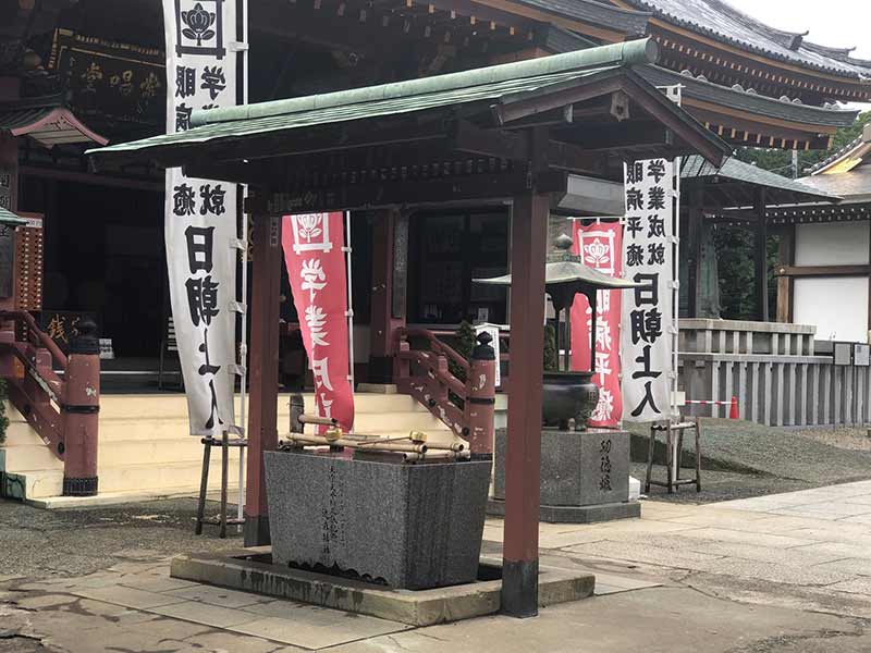 日蓮宗大本山 長栄山 池上本門寺　本堂前の手水舎