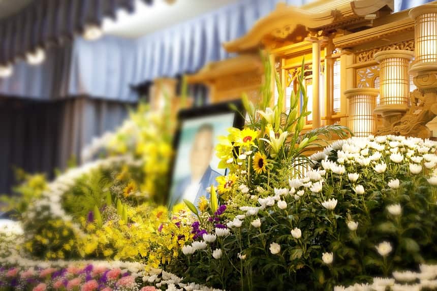 花が並んだ祭壇