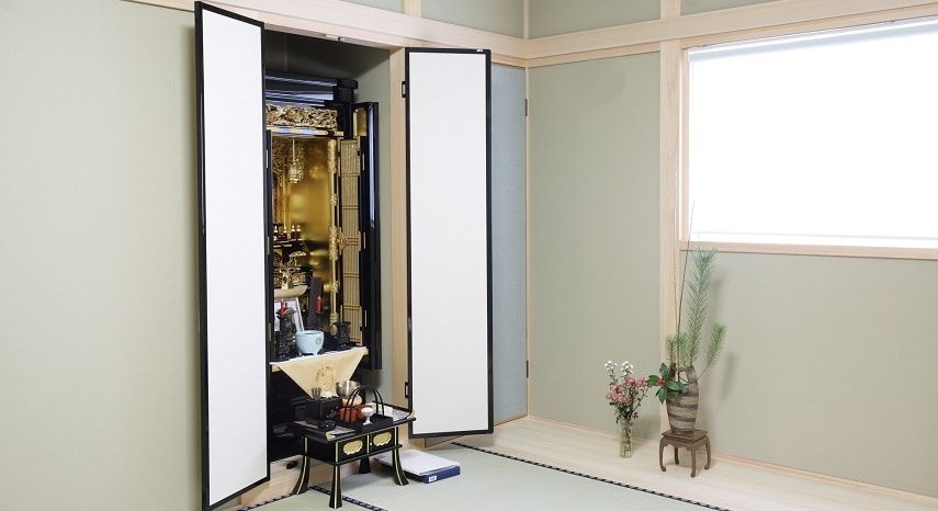 白い仏間にある仏壇