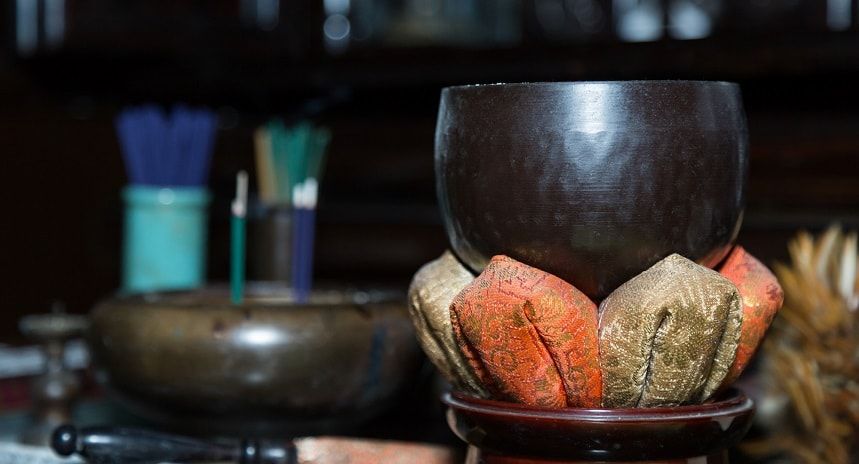 モダン的な色のりんと線香立て