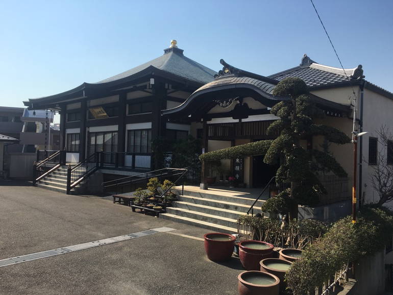 乗願寺 浄華台　趣のある本堂の外観