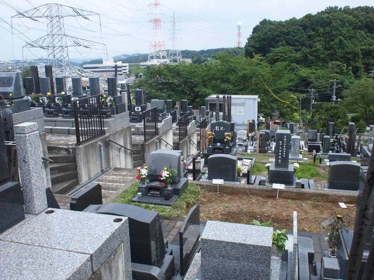 黒川光墓苑　高台にある見晴らしの良い墓域