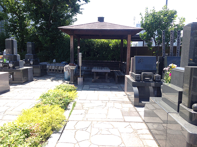 高島平霊園　墓域内の屋根付き休憩所