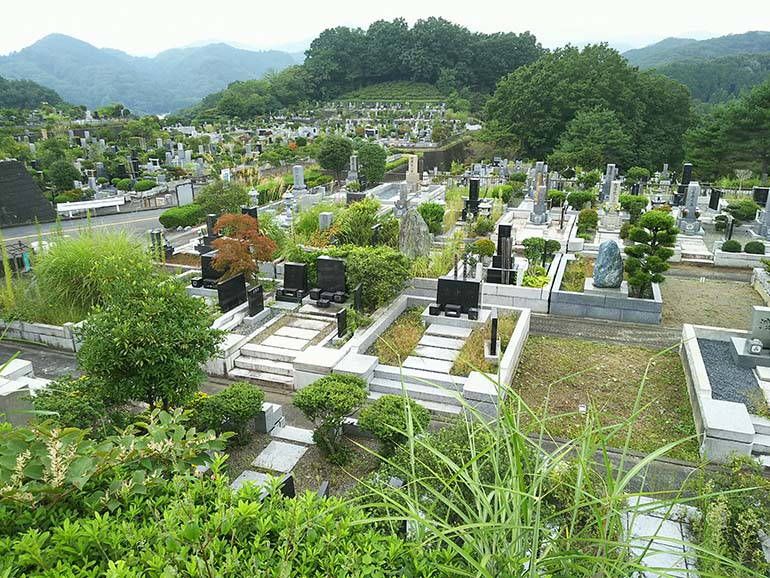 緑豊かな八王子上川霊園の墓域①