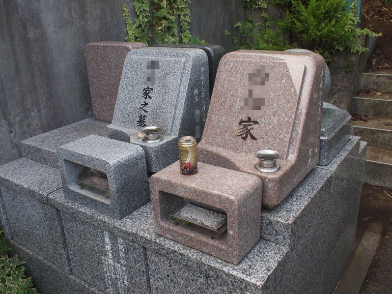 藤沢霊園　色鮮やかな墓石