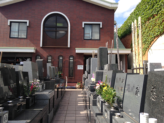 れんげ山霊園　花が添えられた墓石