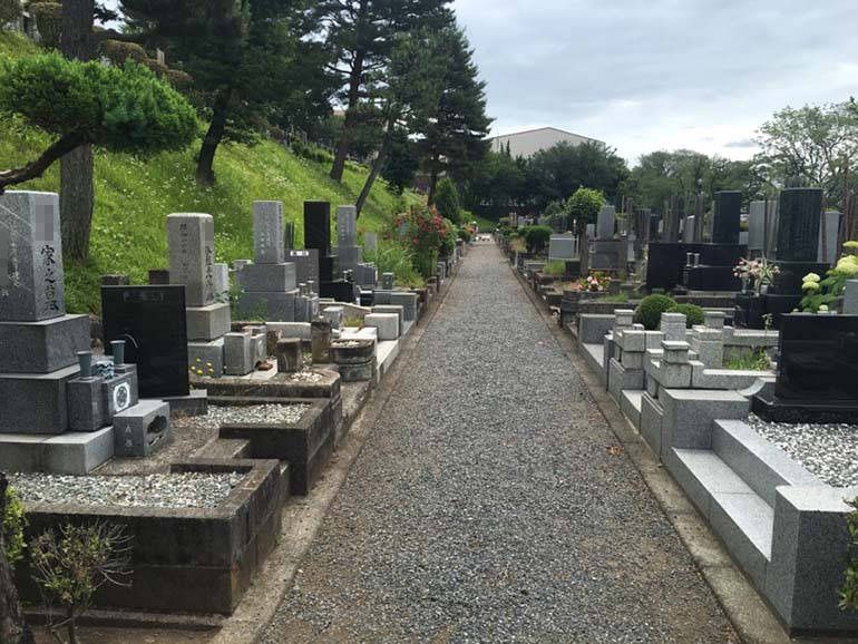 八王子市営 甲の原霊園　広々とした参道でお参りしやすい墓域