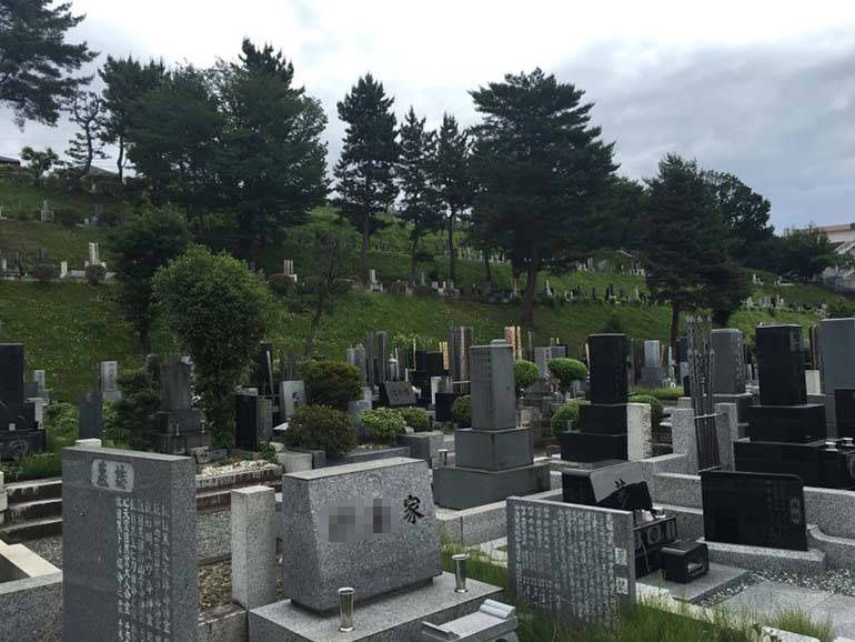 八王子市営 甲の原霊園　斜面に墓域が広がる霊園風景