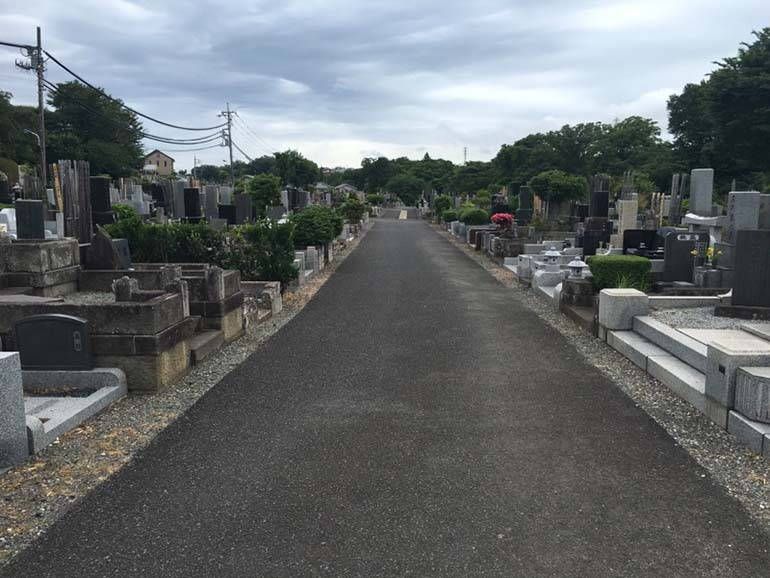 八王子市営 緑町霊園　広々とした参道の墓域