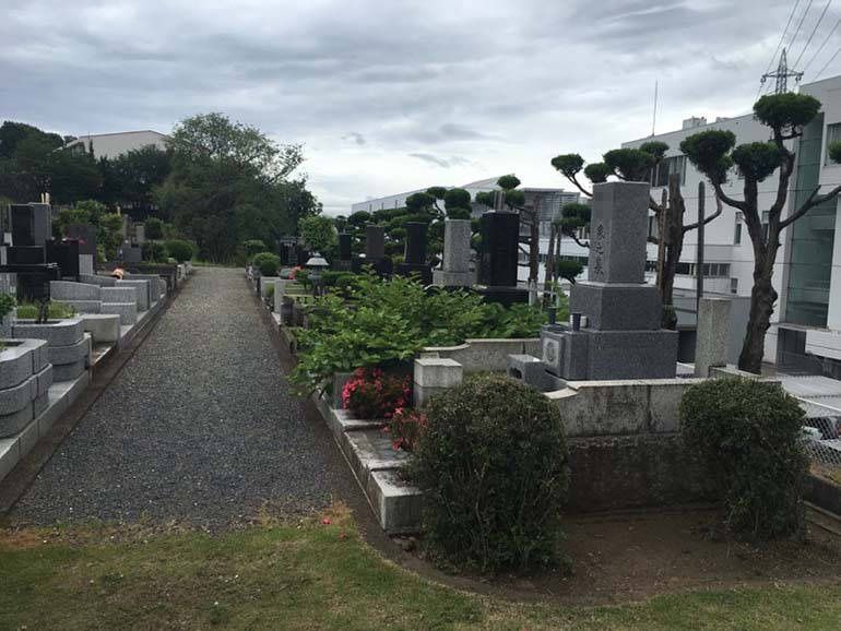 八王子市営 甲の原霊園　伝統的な和型の墓石が多く立ち並ぶ墓域