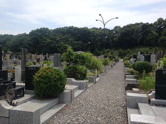 八王子市営 南多摩都市霊園　広々とした参道の墓域