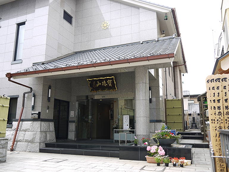 寶珠山 東福院 四ッ谷納骨堂　重厚感ある入り口