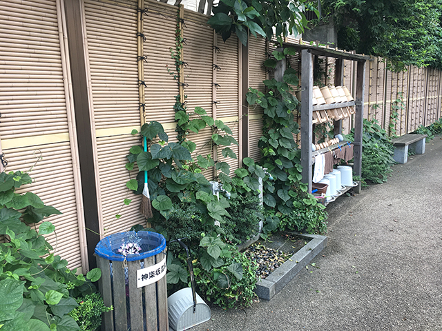神楽坂霊園　道具のそろった水汲み場