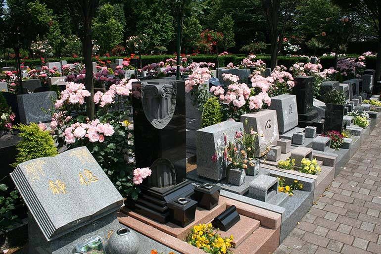 花小金井ふれあいパーク　花が咲き乱れる一般墓所エリア
