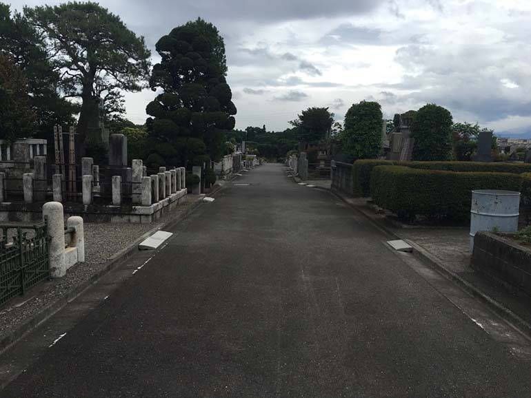 八王子市営 緑町霊園　広々とした通路