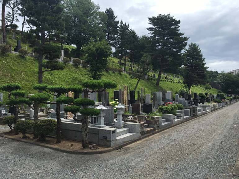 八王子市営 甲の原霊園　手入れされた植栽が美しい墓域