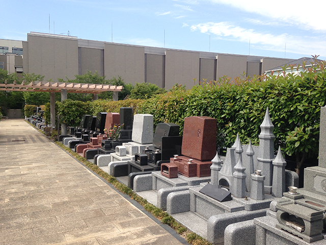 上石神井霊園　様々な種類の墓石が並ぶ墓域