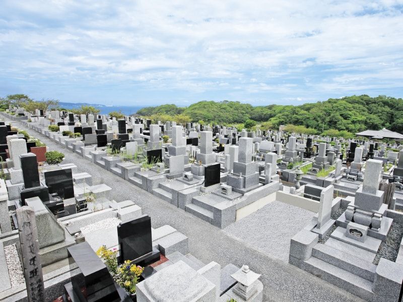 海を見晴らせるお墓が建ち並ぶ三浦霊園
