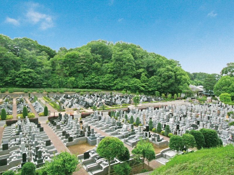 厚木森の里霊園　濃い緑が安らぎを生む園内