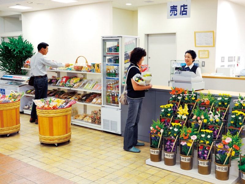 八王子上川霊園の供花がある売店