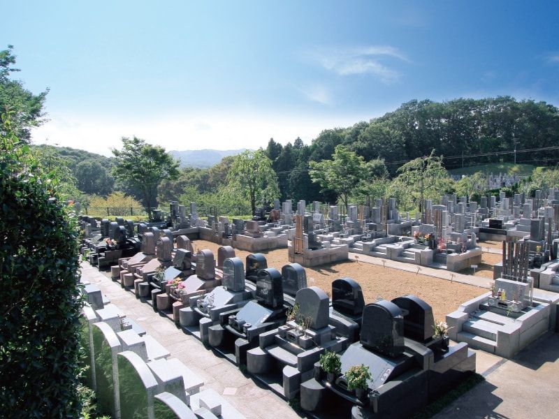 武蔵岡霊園　日当たりが良く明るい霊園風景
