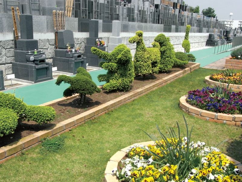 横浜中央霊園　動物の形に手入れされた植木