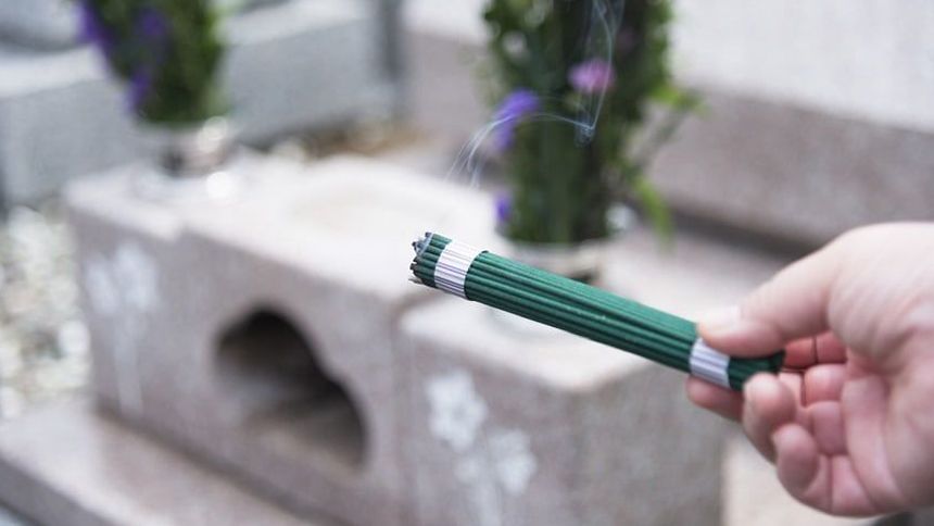 お墓参りのマナーを詳細解説！時期や頻度などの疑問を解消
