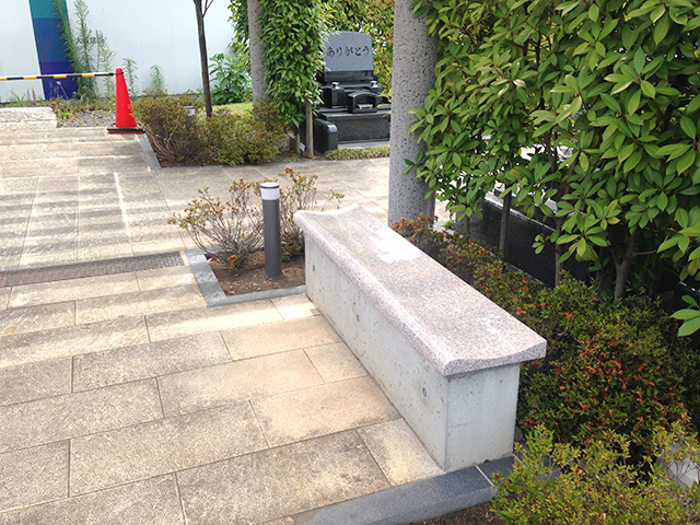 上石神井霊園　参道に設置されたベンチ