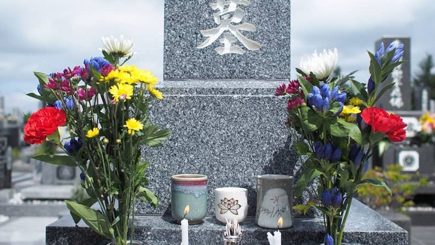 お墓参りの花を選ぶポイント！種類やタブーを知りお供えをしよう
