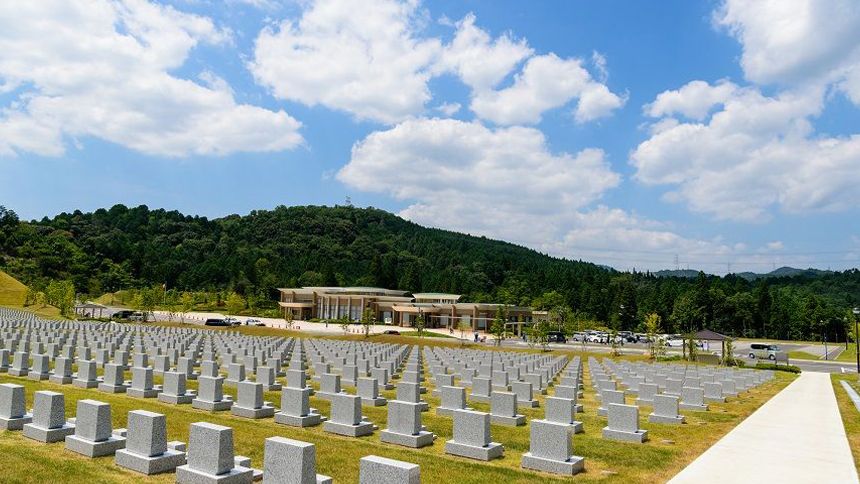 洋型のお墓が並んだ霊園