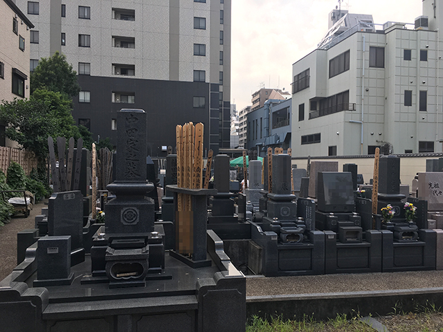 神楽坂霊園　住宅地にある墓域