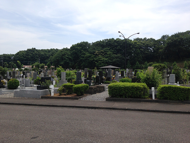八王子市営 南多摩都市霊園　緑に囲まれた霊園風景