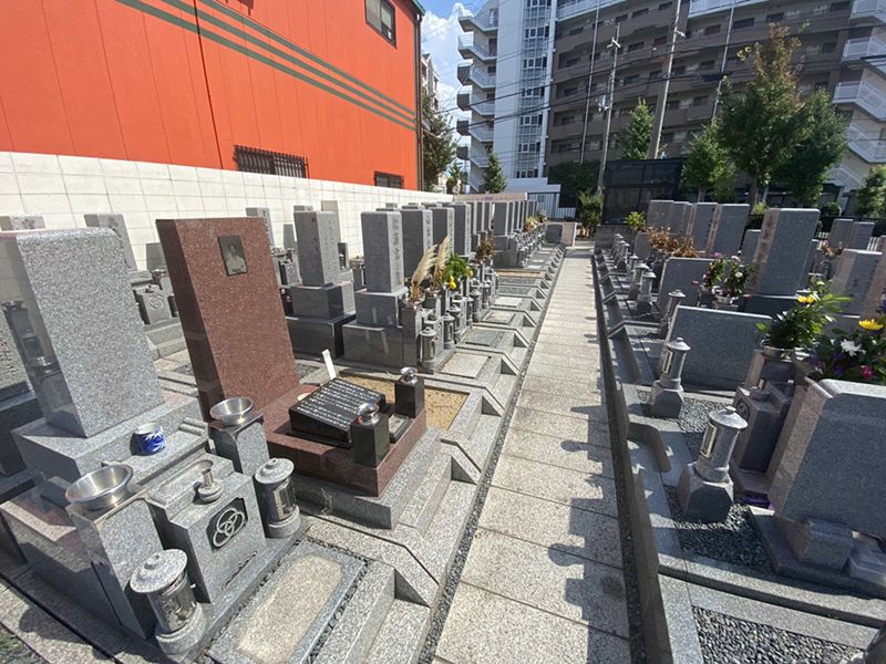 川辺共同墓地　個性豊かな墓石