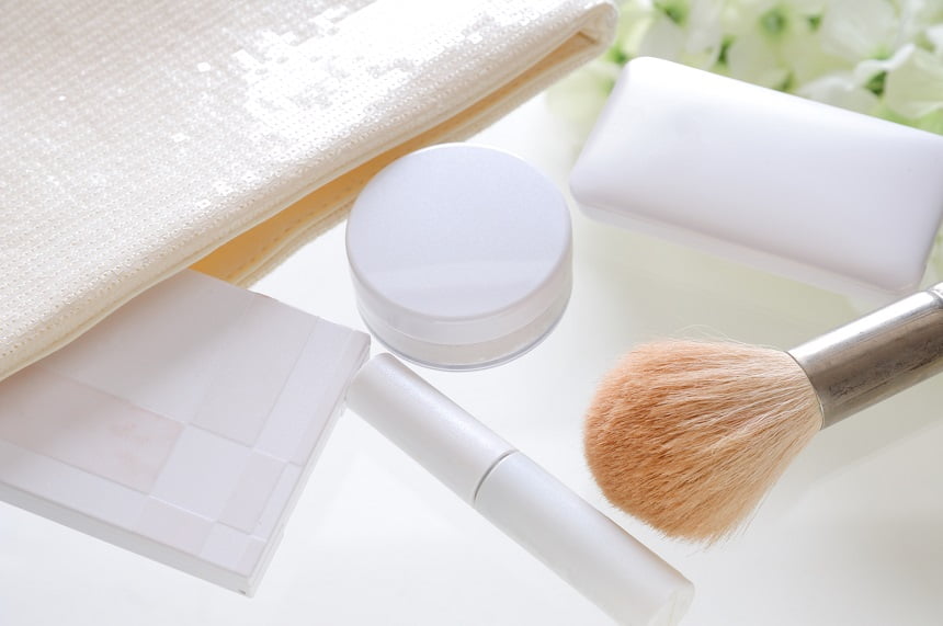 ポーチとメイク道具