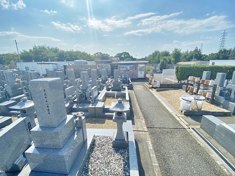 大泉霊園　参道はフラットなバリアフリー設計